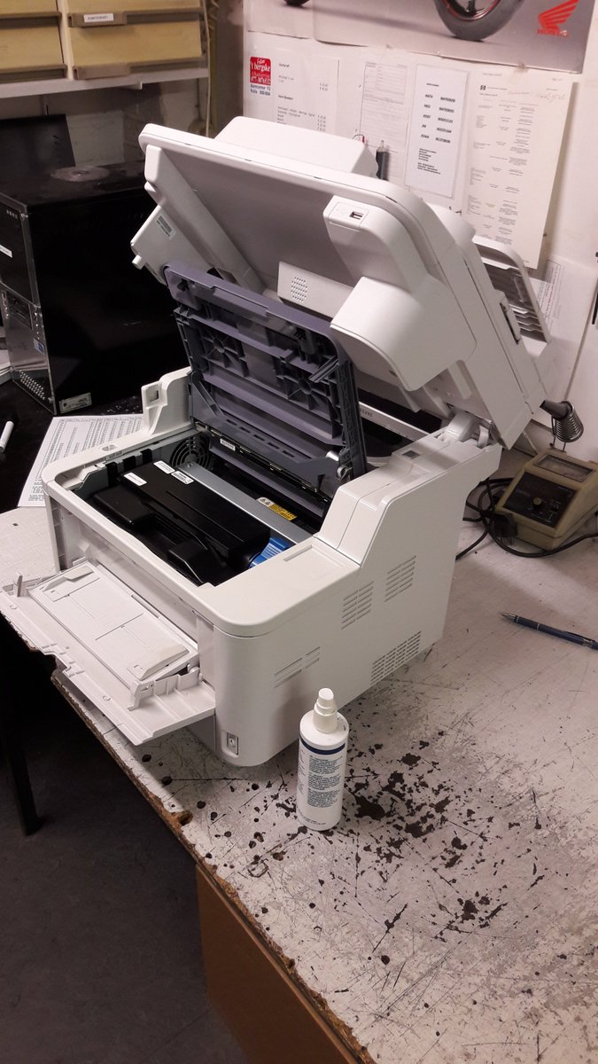 Wij hebben onze eigen reparatie- en installatieservice!  Mocht er iets loos zijn met uw computer, laptop, printer, scanner, beamer, calculator, beletteringssysteem, lamineermachine, papiervernietiger of kassa kunt u ons altijd bellen voor advies en een oplossing!