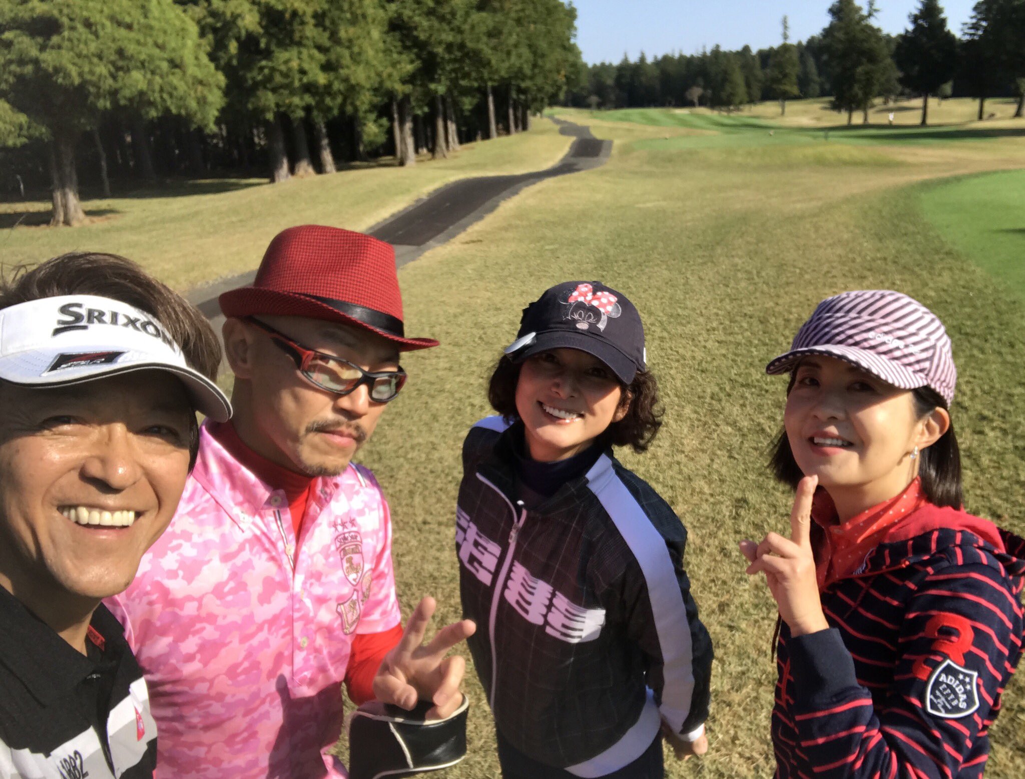 内田直哉 本日は女性たちとのラウンド 阿見ゴルフクラブ 石川純子さんモデルの森下久美さんお馴染み伊藤竜次君です 毎度お天気も良く気持ちの良いラウンドでした 愉しさは何時もの事ですがスコアもいつも通りでした Oo T Co