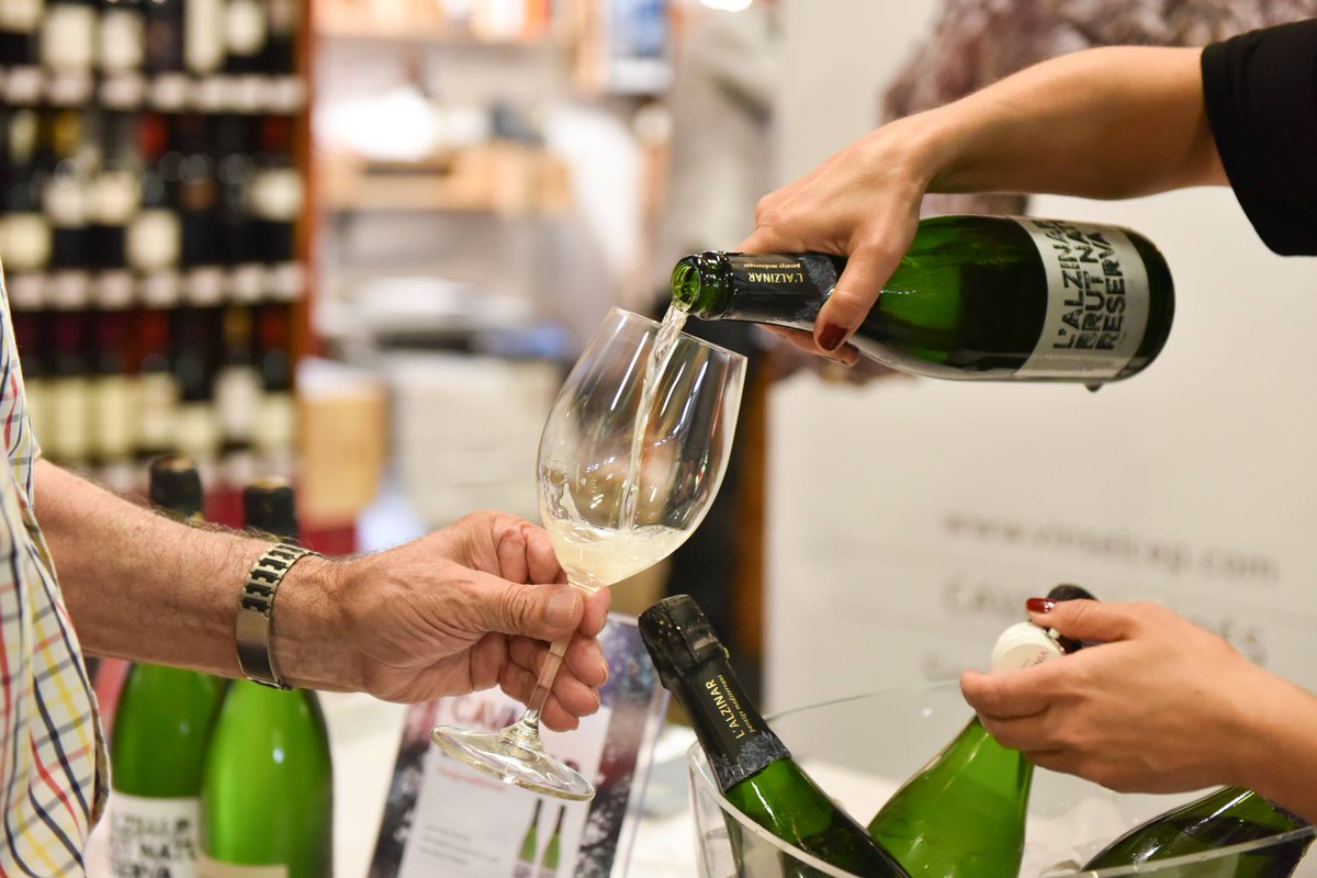 VinselCep's tweet photo. Aquesta tarda a les 20:00 us esperem a la botiga @asfaltmodajove d'Igualada (carrer Òdena, 26) per celebrar l'inici del @RECstores amb un tast dels nostres caves...🍾🍾🍾
#cavatast #igualada #rec2017 #chinchin @VinsElCep https://t.co/2kF8nJDOC1
