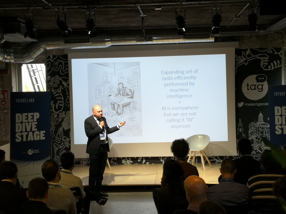 startup_italia's tweet photo. Ci diamo spostati al Deep Dive Stage per seguire un seminario sulla #AI: l'intelligenza artificiale, le sue possibilità e le opportunità per #startup e aziende, sono al centro dei temi di questo #Futureland17 https://t.co/yMyJy0PajW