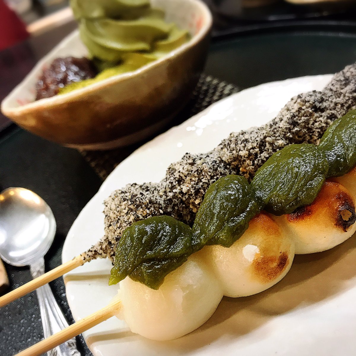 甘味処 尾道さくら茶屋 尾道駅前店 Twitter પર 今日もお疲れ様でした O 団子は焦げ目がついた方が美味しいです 焼きたてをハフハフしながら食べてね 尾道 尾道カフェ Onomichi 団子 おやつ 美味しい 楽しい