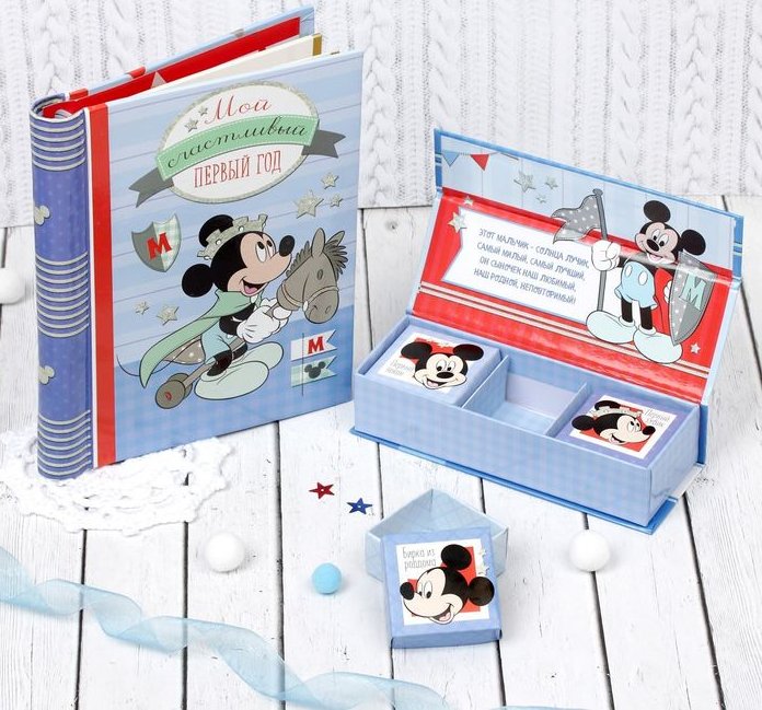 DisneyBabyRu's tweet photo. Наборы "Мой первый год" от #SimaLand станут отличным подарком для малыша и его родителей! В них входит яркий фотоальбом и набор памятных коробочек для хранения сокровищ крохи: бирки из родильного дома, первого локона и зубика!#Disney #DisneyBaby https://t.co/xBlENxFRst