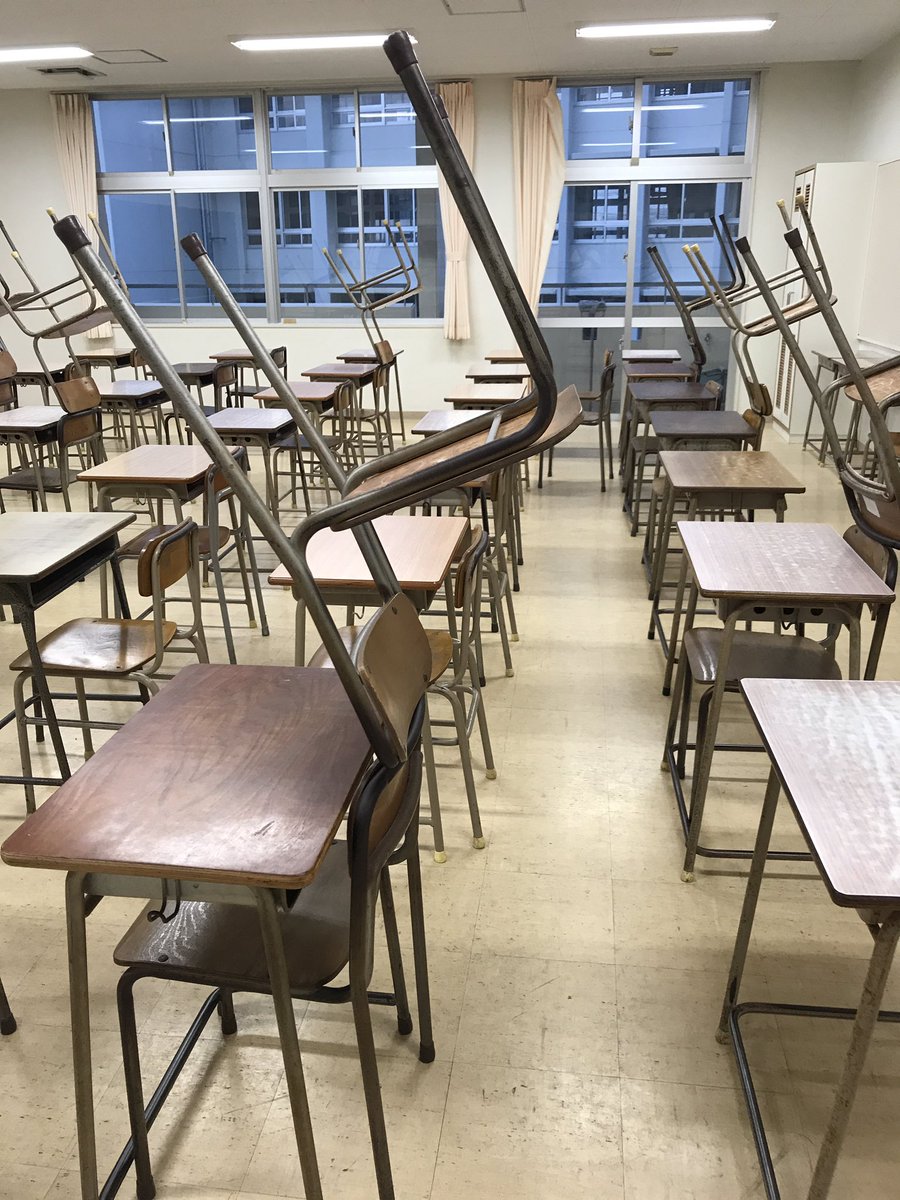 りゅーのすけ 今日 面接練習するっていって 那覇高の研修室４にいったら 不気味な光景が ちょっとでも触ったら すぐ崩れるし これやった人すごいわ爆笑 これやった那覇高生まで届け