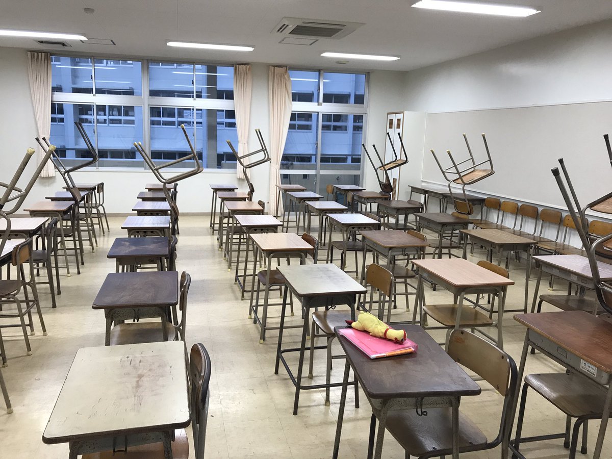 りゅーのすけ 今日 面接練習するっていって 那覇高の研修室４にいったら 不気味な光景が ちょっとでも触ったら すぐ崩れるし これやった人すごいわ爆笑 これやった那覇高生まで届け