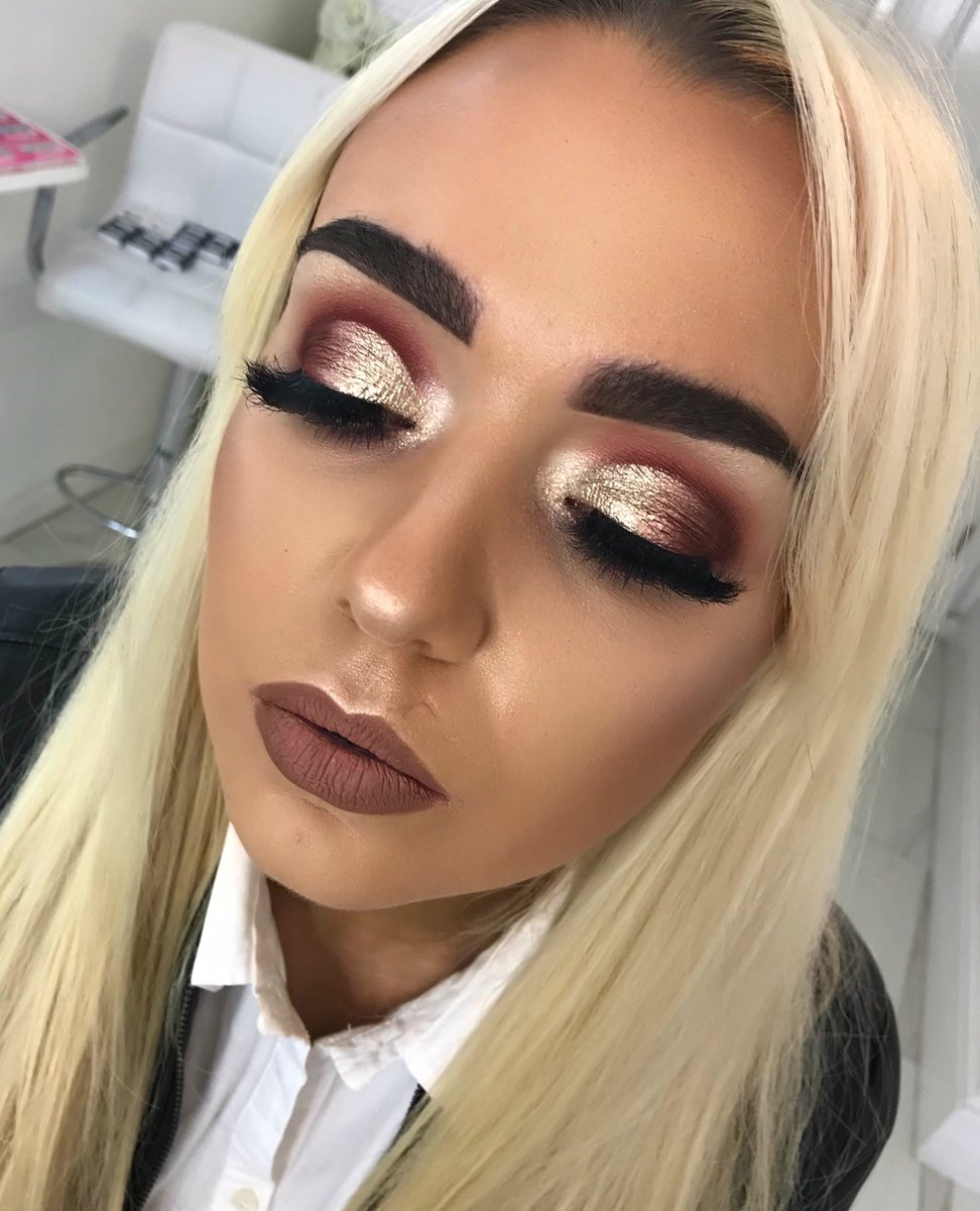 samina_arshad's tweet photo. Maroon and Gold Half Cutcrease 😍 @MACcosmetics #Cutcrease #Gold #shimmer #makeupartist #makeup #pigment #mua #flawless #slay #makeuplook #motd #eyeshadow #eyes #lashes #beauty #love #eyebrows https://t.co/JFs90rwT5G