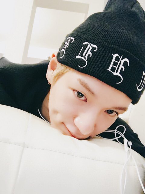 [#찬] 앨리스! 1년이라는 시간이 벌써 지나갔어요...시간정말 빠르죠 정말 항상 곁에서 응원해주고 사랑해주셔서 너무 고마워요 정말 더 멋지고 열심히 하는 모습 보여드릴테니까 지켜봐주세요! 그리고 1주년인 11월9일! 나를기억해 활동을 시작했으니까 이번 앨범도 같이 화이팅해요!!사랑해요❤️