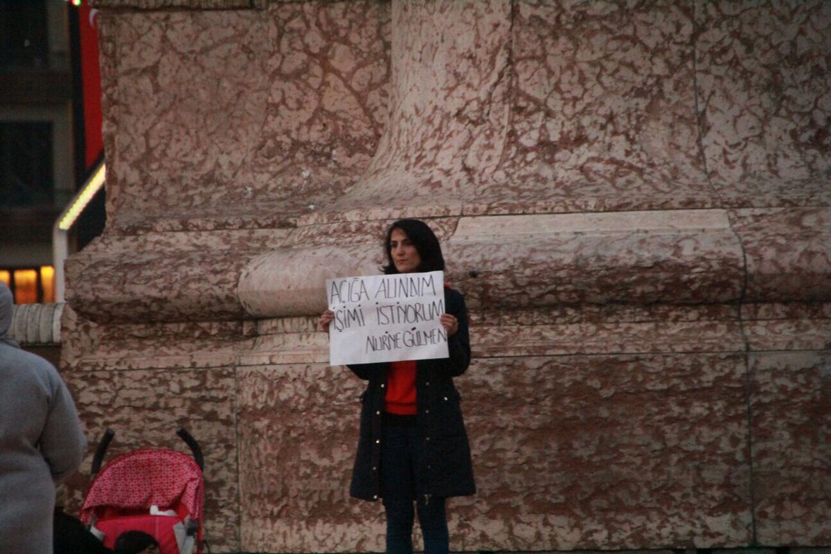 eemreorman's tweet photo. Nuriye Gülmen Taksim Meydanı’nda!

Direnişin 1.yılında Taksim Meydanı’na çıkarak Nuriye Gülmen’in ilk gün açtığı dövizi açan, dayanışma üyelerinden Meltem Servi gözaltına alındı. 

@SemihOzakca @velisacilik @NuriyeSemihicin https://t.co/Re53AlyyKv