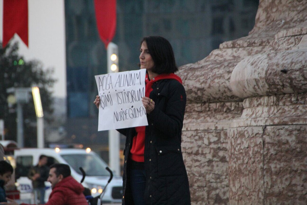 eemreorman's tweet photo. Nuriye Gülmen Taksim Meydanı’nda!

Direnişin 1.yılında Taksim Meydanı’na çıkarak Nuriye Gülmen’in ilk gün açtığı dövizi açan, dayanışma üyelerinden Meltem Servi gözaltına alındı. 

@SemihOzakca @velisacilik @NuriyeSemihicin https://t.co/Re53AlyyKv