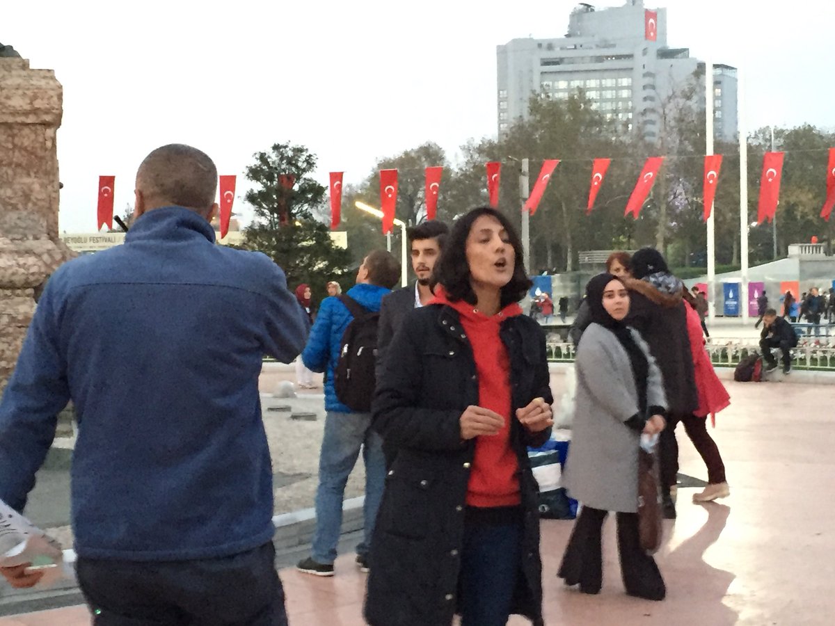 eemreorman's tweet photo. Nuriye Gülmen Taksim Meydanı’nda!

Direnişin 1.yılında Taksim Meydanı’na çıkarak Nuriye Gülmen’in ilk gün açtığı dövizi açan, dayanışma üyelerinden Meltem Servi gözaltına alındı. 

@SemihOzakca @velisacilik @NuriyeSemihicin https://t.co/Re53AlyyKv