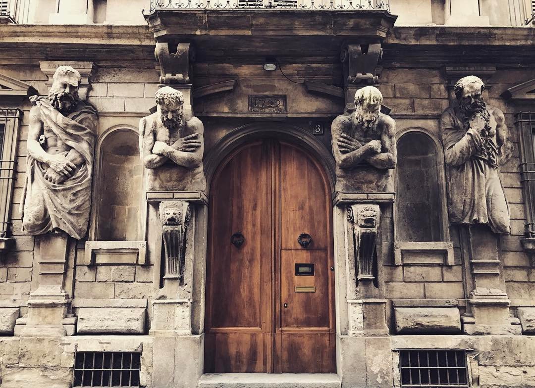 Milanoguida's tweet photo. Casa degli Omenoni a #Milano: il termine #Omenoni, “grandi uomini”, riguarda le otto cariatidi maschili della facciata scolpite in pietra. https://t.co/sfXNjOJYFK
