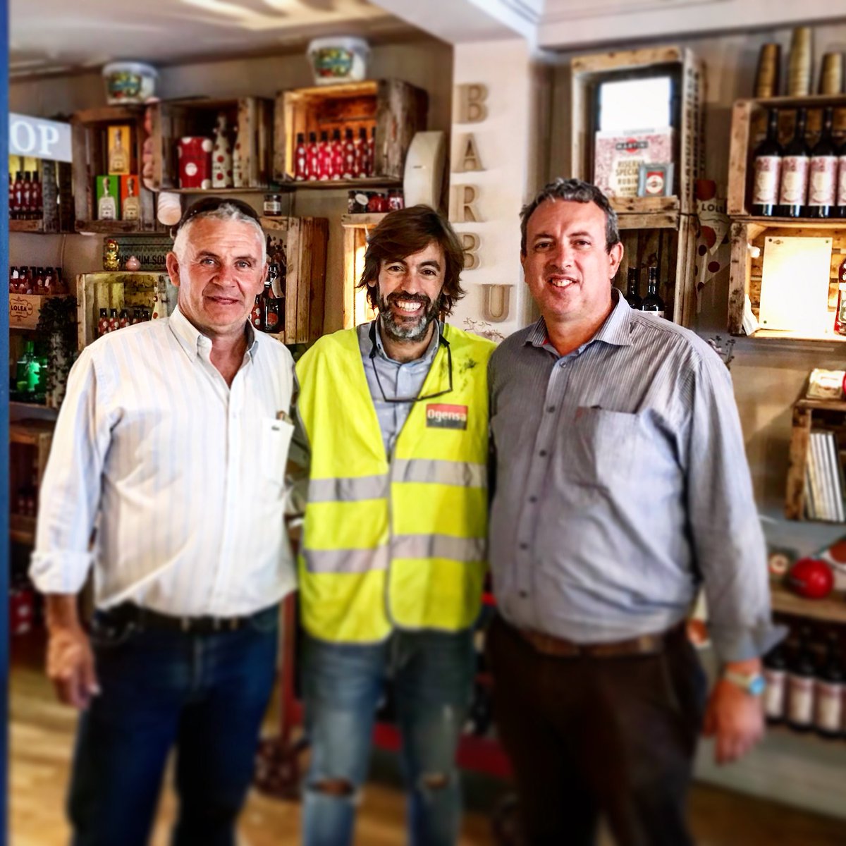 Nhlounge's tweet photo. Gracias por el chaleco . Es de todos , pero con vuestro permiso me lo voy a quedar yo. Ahora toca trabajar duro, y mirar al frente. https://t.co/9XHuZVyOmb