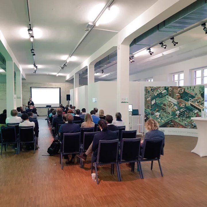 eodaGmbH's tweet photo. DockeR: Build, Ship and Run Shiny Data Science, Anywhere! Abschlussvortrag der #RKT2017 von Stefan Küthe. https://t.co/zXi2POYMhv