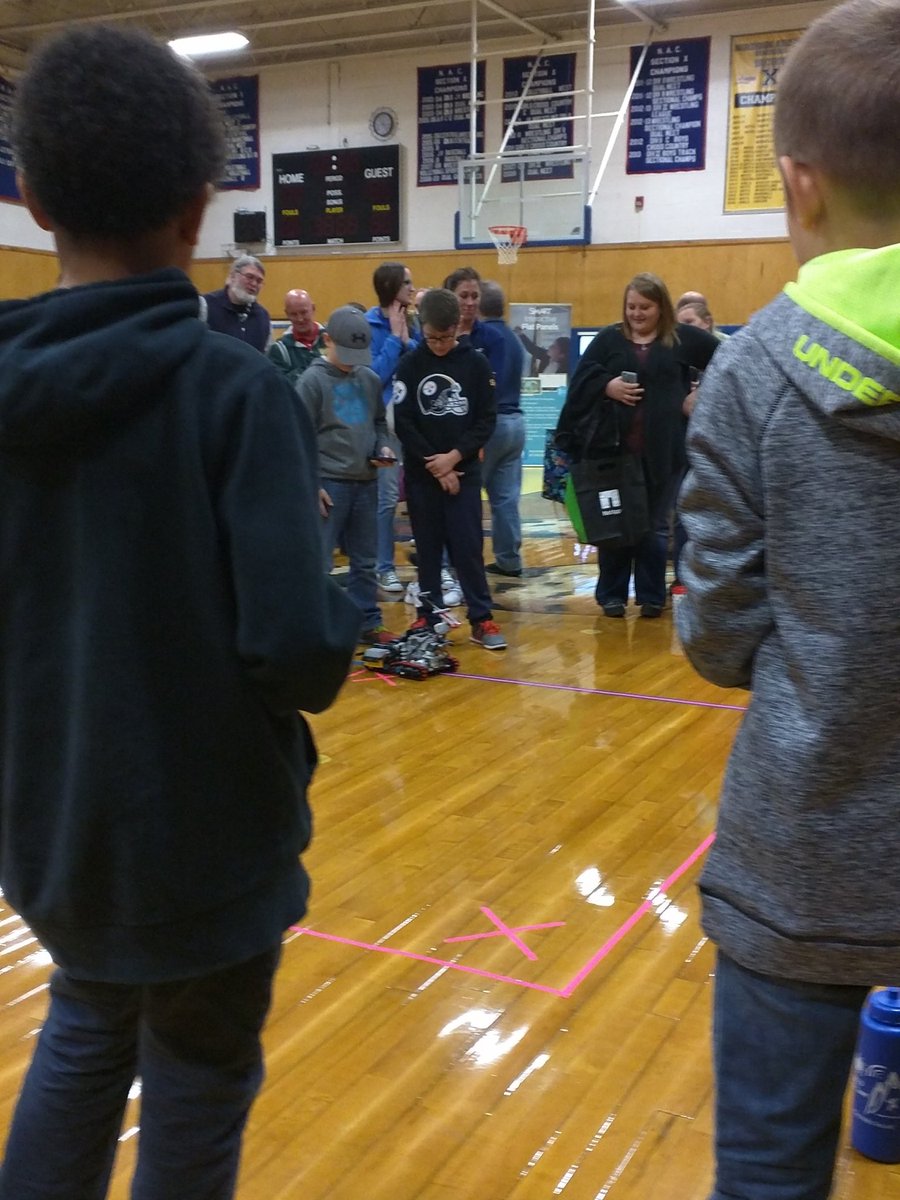 CZawatski01's tweet photo. Ss competing with #BattleBots they designed and created #GCSTechSummit #WeAre Gouverneur. https://t.co/oGiAYeE9Yi