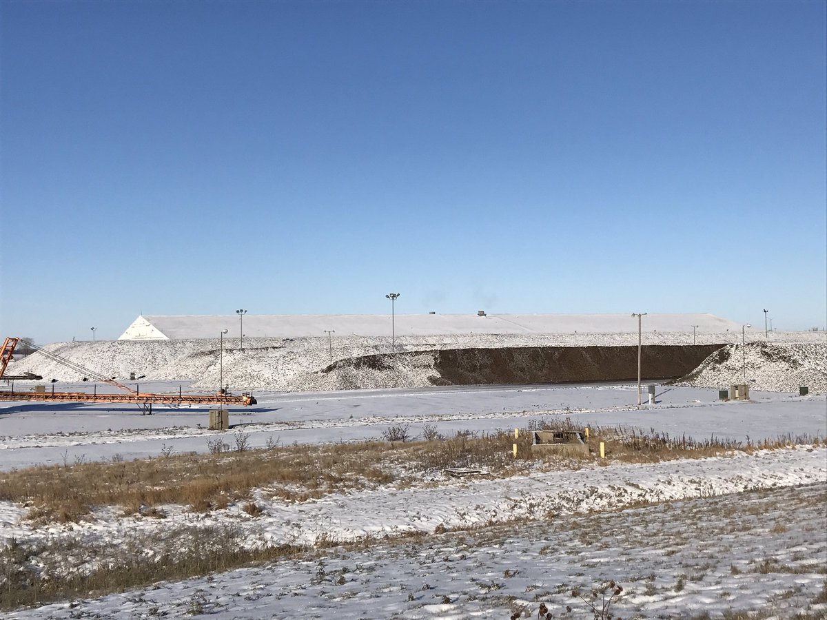 AgronomyChad's tweet photo. It's a nice Morning for #sugarbeet storage in the red river valley of the north. #agriculture #crop17 #CrystalSugarCo #aglife #agcareers https://t.co/ByxnyeONkw