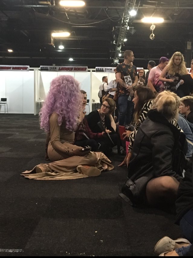SapphicBirds's tweet photo. One of my favourite moments at #DragTech - when @ChiChiDeVayne joined everyone sitting in the queue to meet @ajaqueen (Was 100% worth the wait though โบ๏ธ) https://t.co/lnM3yf2el5