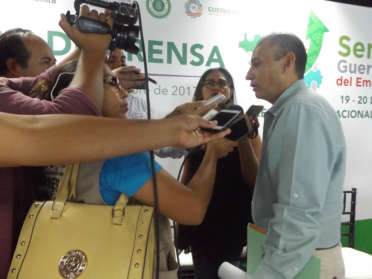 GroEconomia's tweet photo. El Delegado Federal Fernando Jesus Melendez Cortes en la rueda de prensa de la Semana Guerrerense del emprendedor, la cual se llevó a cabo del 16 al 20 de octubre. https://t.co/srbF3ClbMS