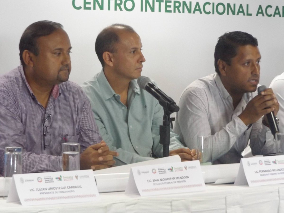 GroEconomia's tweet photo. El Delegado Federal Fernando Jesus Melendez Cortes en la rueda de prensa de la Semana Guerrerense del emprendedor, la cual se llevó a cabo del 16 al 20 de octubre. https://t.co/srbF3ClbMS