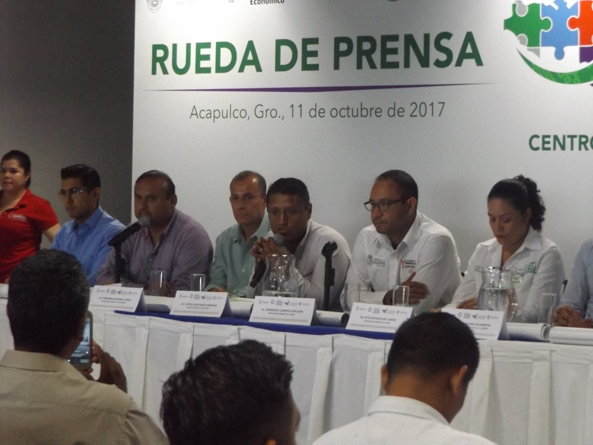 GroEconomia's tweet photo. El Delegado Federal Fernando Jesus Melendez Cortes en la rueda de prensa de la Semana Guerrerense del emprendedor, la cual se llevó a cabo del 16 al 20 de octubre. https://t.co/srbF3ClbMS