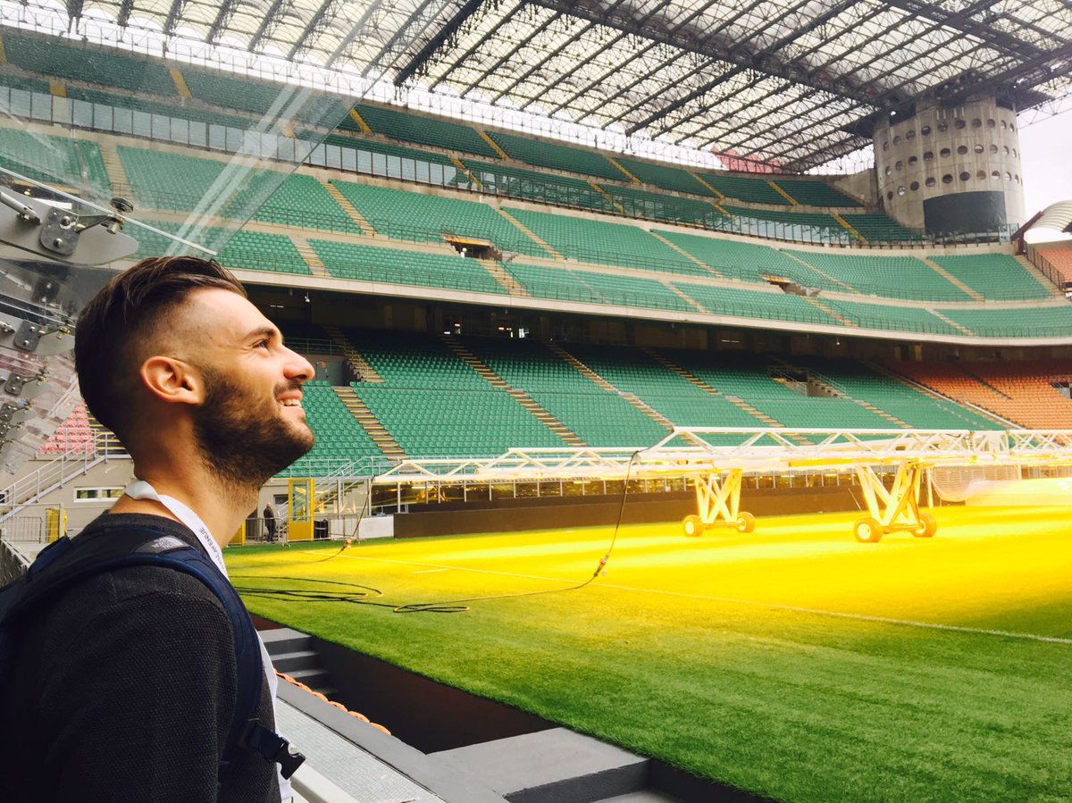 Unicatt's tweet photo. A #SanSiro #Unicatt presente con la squadra di #CattolicaPerloSport a #FootballAvenue. Docenti e studenti hanno partecipato alle varie attività e promosso il workshop "Le professionalità nel pallone ⚽️: accrescere competenza e competitività per un'industria sportiva che innova" https://t.co/TssqIOTUfR