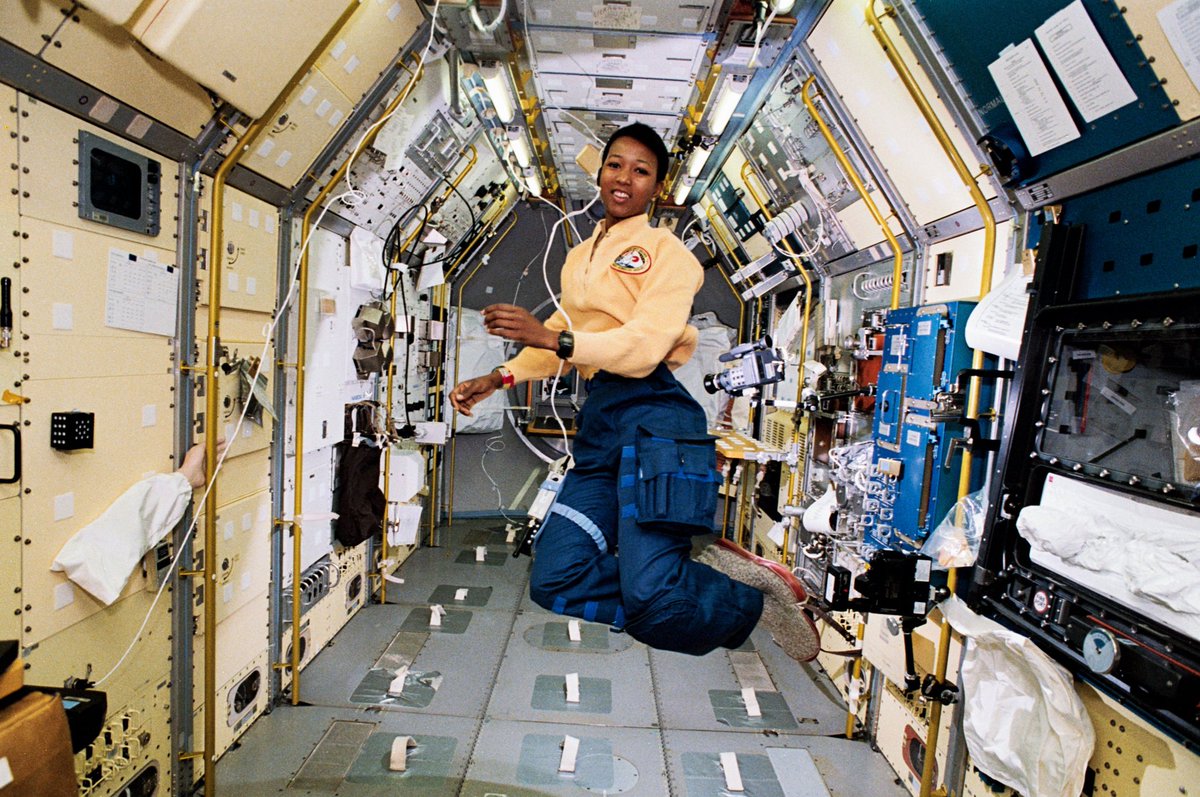 exuliane's tweet photo. engenheira e astronauta em 1992 mae jemison se tornou a primeira astronauta de origem africana a ir ao espaço #ÉCoisaDePreto https://t.co/ebCaAOxTmG