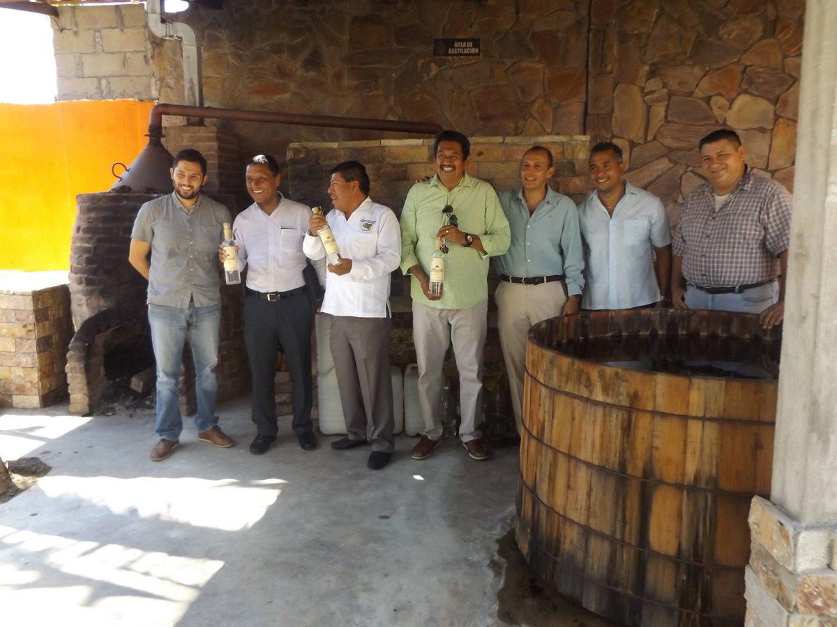GroEconomia's tweet photo. El Delegado Federal en Guerrero, Fernando Jesus Melendez Cortes, el pasado 11 de octubre, asistió a la reunión de la Rueda de Bebidas y Destilados en México 2017, así también acudió a la Vinata en Pie de la Cuesta, en Acapulco, Guerrero. https://t.co/KAvEkm7CYB