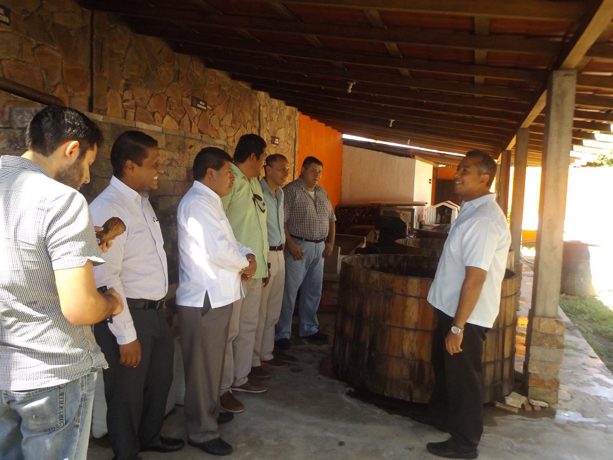 GroEconomia's tweet photo. El Delegado Federal en Guerrero, Fernando Jesus Melendez Cortes, el pasado 11 de octubre, asistió a la reunión de la Rueda de Bebidas y Destilados en México 2017, así también acudió a la Vinata en Pie de la Cuesta, en Acapulco, Guerrero. https://t.co/KAvEkm7CYB