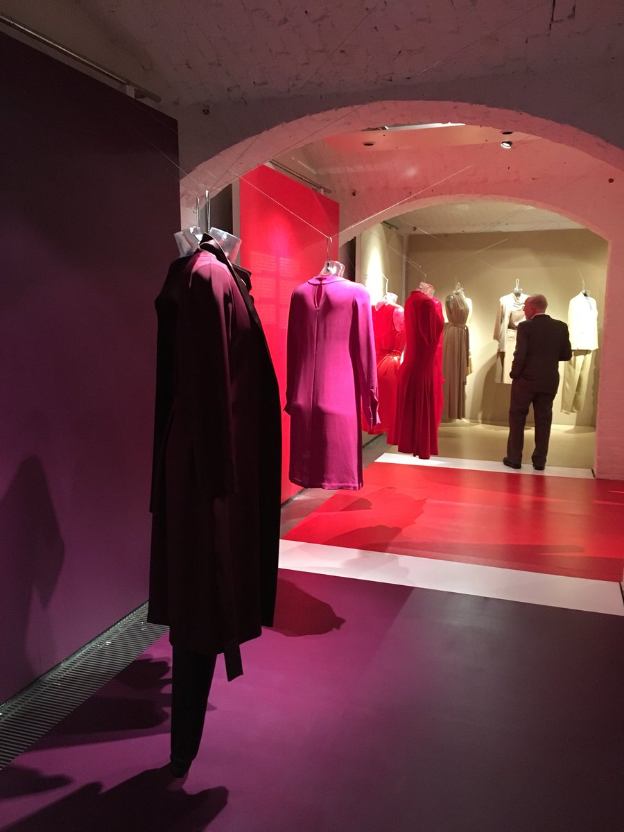 arjamiller's tweet photo. Clothing designer #AnnaRuohonen to receive #KajFranckDesignPrize 2017. #super Congrats! @DesignmuseoFI https://t.co/fhhN1DjVBk