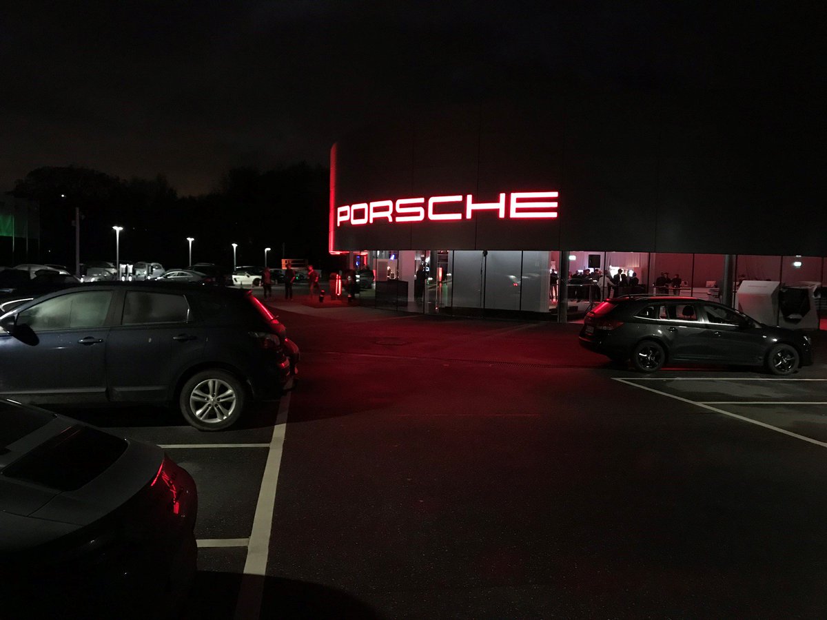 CarmatoInfo's tweet photo. #speedpitching #porschehamburg im #porsche #panamera
sensationeller Abend und super location für einen #pitch #carmato #startup #perfectpitch #autohandel 4.0 #click2buy https://t.co/mDv3guRZ70