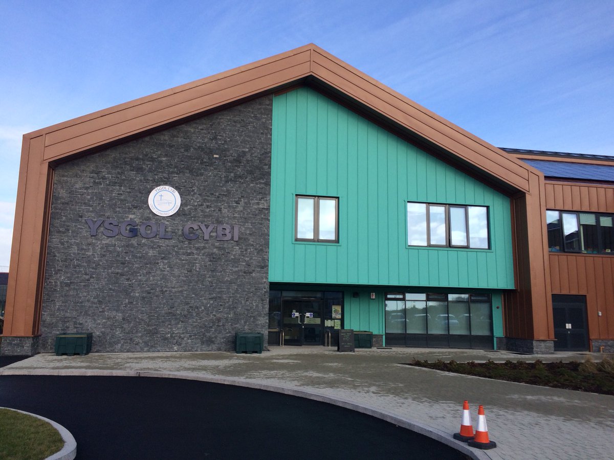 roj4084's tweet photo. @cyngormon @AlbertOwenMP Diolch I blant a staff Ysgolion #Cybi a #RhydYLlan heddiw. Agoriad swyddogol Gyda @Kirsty_Williams Diolch am eich crefnogaeth !! https://t.co/7KlMHfVSzL
