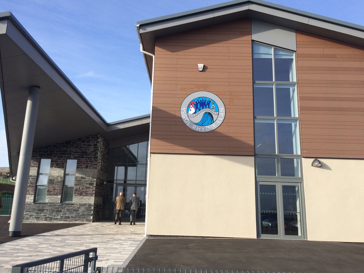 roj4084's tweet photo. @cyngormon @AlbertOwenMP Diolch I blant a staff Ysgolion #Cybi a #RhydYLlan heddiw. Agoriad swyddogol Gyda @Kirsty_Williams Diolch am eich crefnogaeth !! https://t.co/7KlMHfVSzL
