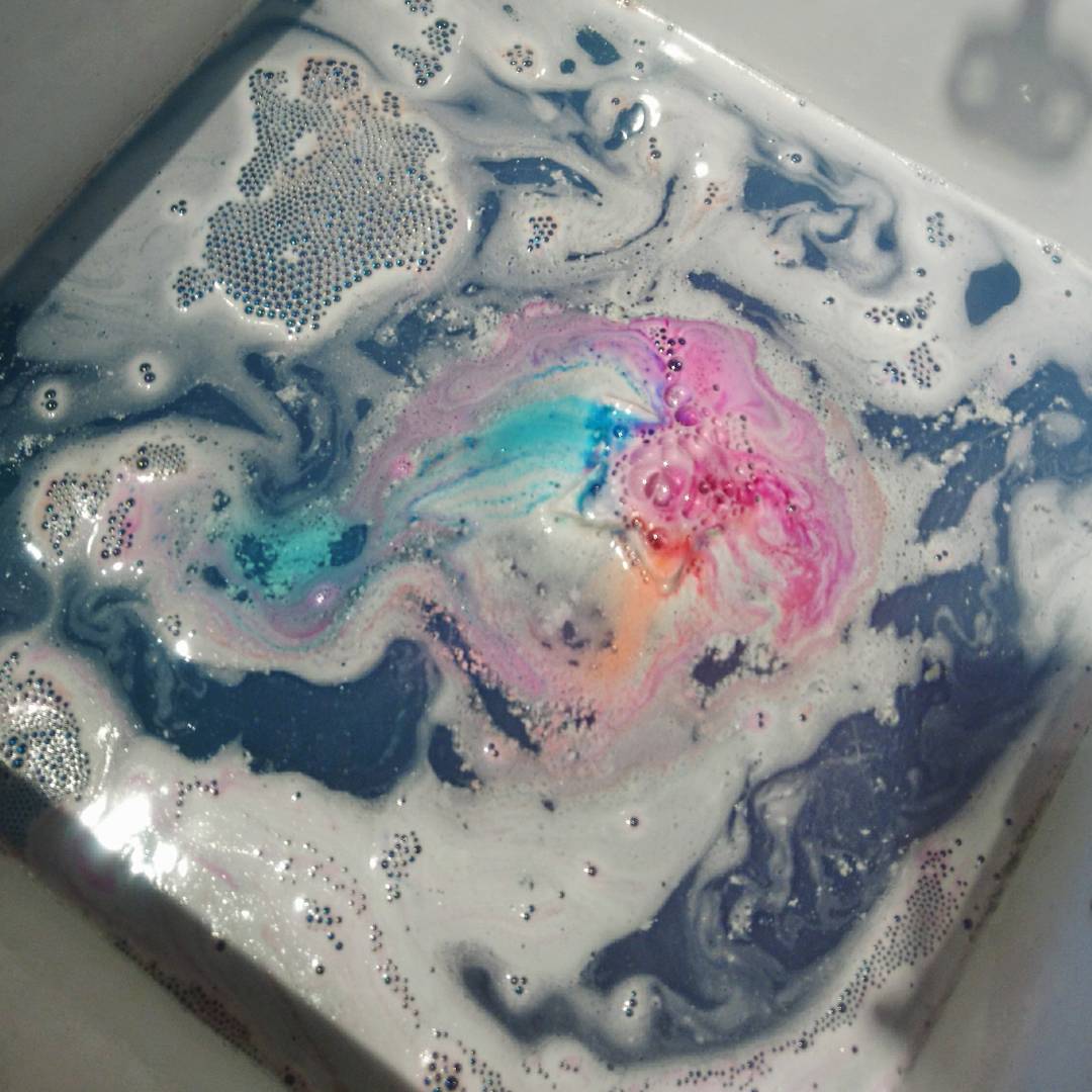 ChesterLush's tweet photo. #StarLightStarBright bath melt 🌟. Make this the first star you see tonight &amp; have all your wishes granted! A different colour emerges from each point spreading cheerful Chinese ginger, lime &amp; softening murumuru butter in its wake 🙌 https://t.co/NQRg5BwGyX