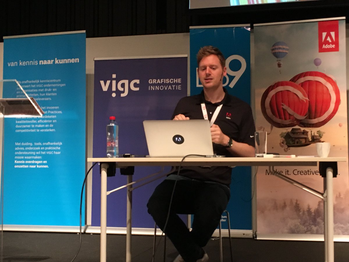 AlexKunst's tweet photo. Aan het woord Bart van de Wiele over Adobe MAX #aamax2017 #vigc Zo dadelijk Mr Print Pakt over #printpaktlive tijdens #ddw #ddw2017 https://t.co/pcV42F6t7L