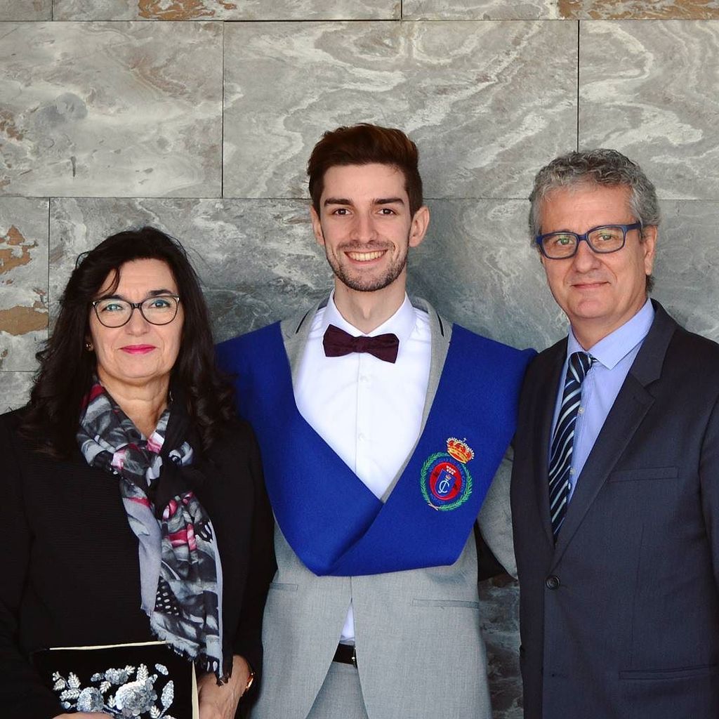 ivanys94's tweet photo. 🎓🎓🎓 #family #afternoon #thursday #november #autumn #fall #wall #boy #beard #suit #graduacion #university #graduati… https://t.co/xPHOvF4xyd https://t.co/dyiBdH89CF