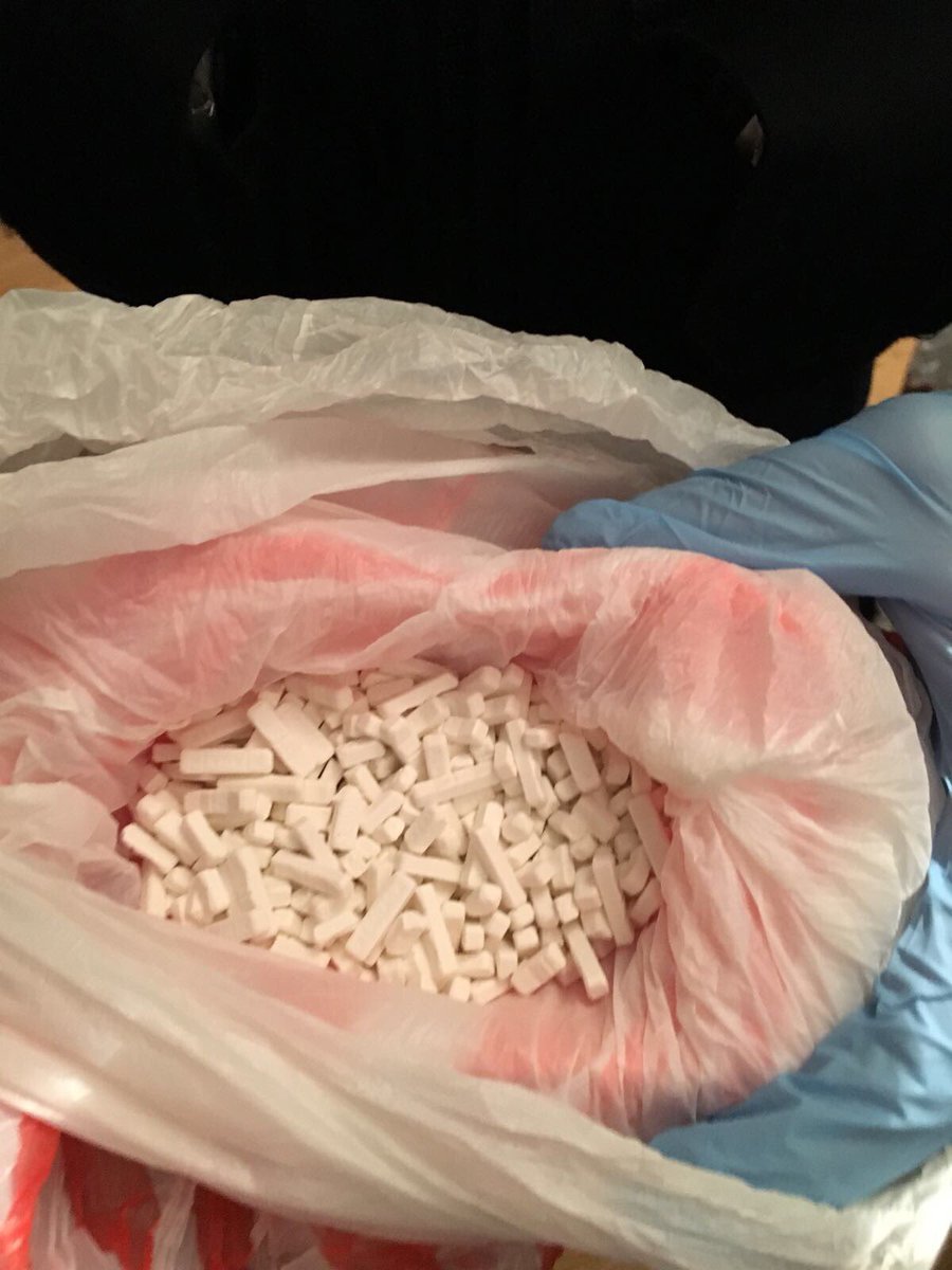 MetTaskforce's tweet photo. ^DH #SWTSG another productive day for U5.4 taking large quantities of drugs, cash and significantly these lethal weapons which include a crossbow and fully working handgun following a warrant supporting @MPSNewham. Arrests made #savinglives https://t.co/Cj3SPSX5Xg