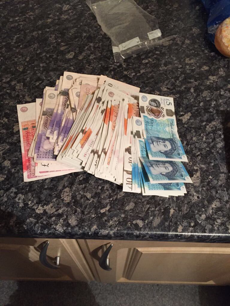 MetTaskforce's tweet photo. ^DH #SWTSG another productive day for U5.4 taking large quantities of drugs, cash and significantly these lethal weapons which include a crossbow and fully working handgun following a warrant supporting @MPSNewham. Arrests made #savinglives https://t.co/Cj3SPSX5Xg