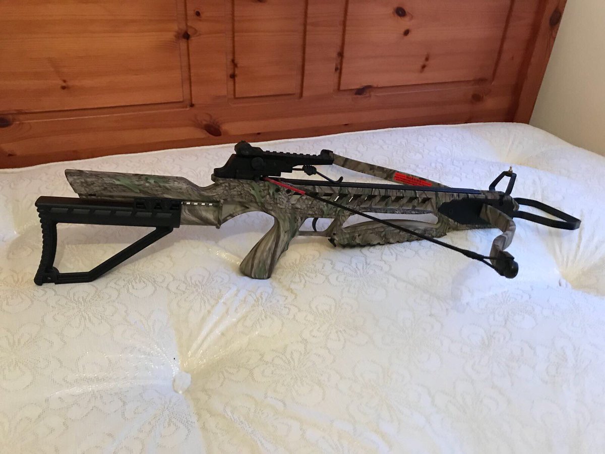 MetTaskforce's tweet photo. ^DH #SWTSG another productive day for U5.4 taking large quantities of drugs, cash and significantly these lethal weapons which include a crossbow and fully working handgun following a warrant supporting @MPSNewham. Arrests made #savinglives https://t.co/Cj3SPSX5Xg