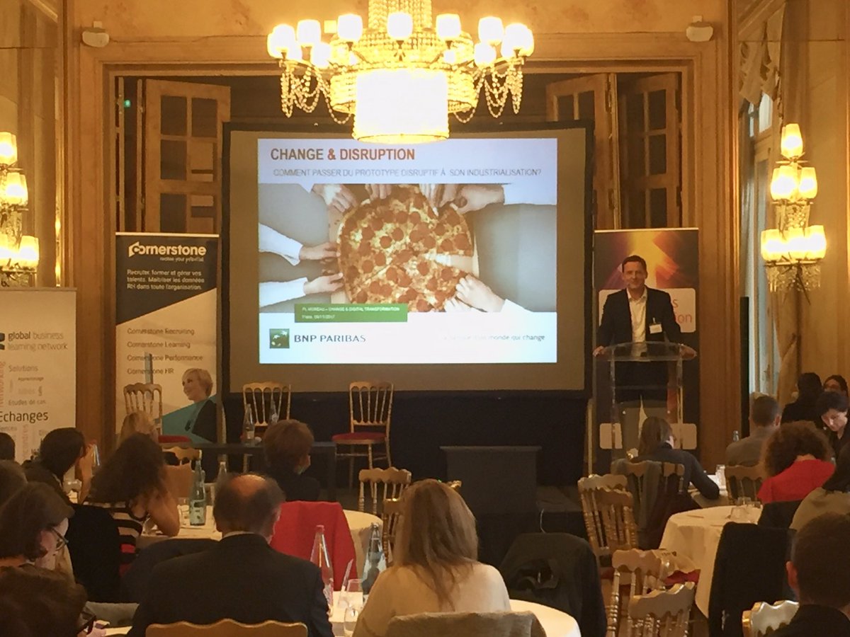 GBLN_HR's tweet photo. Paul-Louis Moreau de @BNPParibas partage son expérience de #disruption dans le #changement #StratTransformation https://t.co/oyICqhBUlH