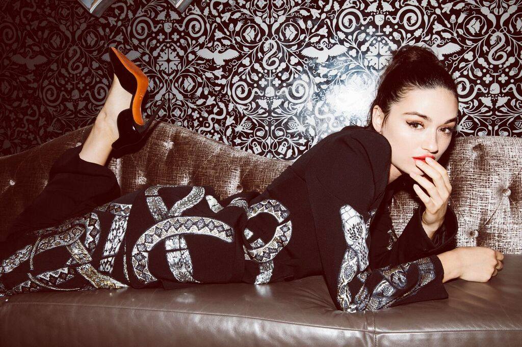 creednetwork's tweet photo. New photoshoot of Crystal by Ashley Barrett! (full credit @CrystalReedItal <3) https://t.co/hgNHEOloCq