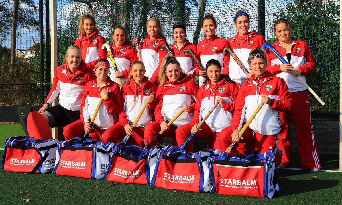 Dames 2 van de Noordwijkse Hockey Club lopen er weer netjes bij mede dankzij hun nieuwe sporttassen. Zet hem op dames! #hockey #sport #TeamSpirit