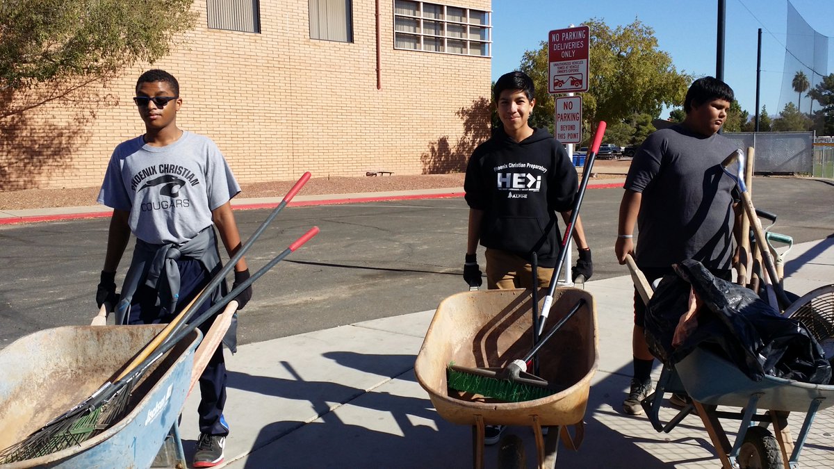 PhxChristian's tweet photo. A big THANK YOU to everyone who participated in #PCServeDay yesterday! (Pictured: PC students help with landscaping and clean-up on the @ACUphoenix campus) https://t.co/XK8LjMsVF8