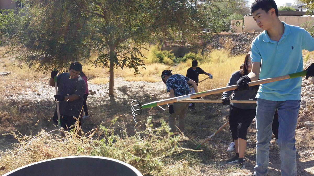 PhxChristian's tweet photo. A big THANK YOU to everyone who participated in #PCServeDay yesterday! (Pictured: PC students help with landscaping and clean-up on the @ACUphoenix campus) https://t.co/XK8LjMsVF8