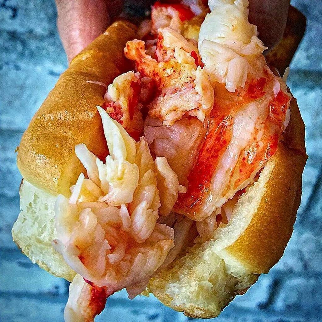 dscvrfoodtrucks's tweet photo. Lobster roll from @cmlobster
・
❤ Tag a friend who would love this &amp; tag us in your #foodtruck photos or use #hiref… https://t.co/of9NyEkuk0 https://t.co/IFwHgg56zd