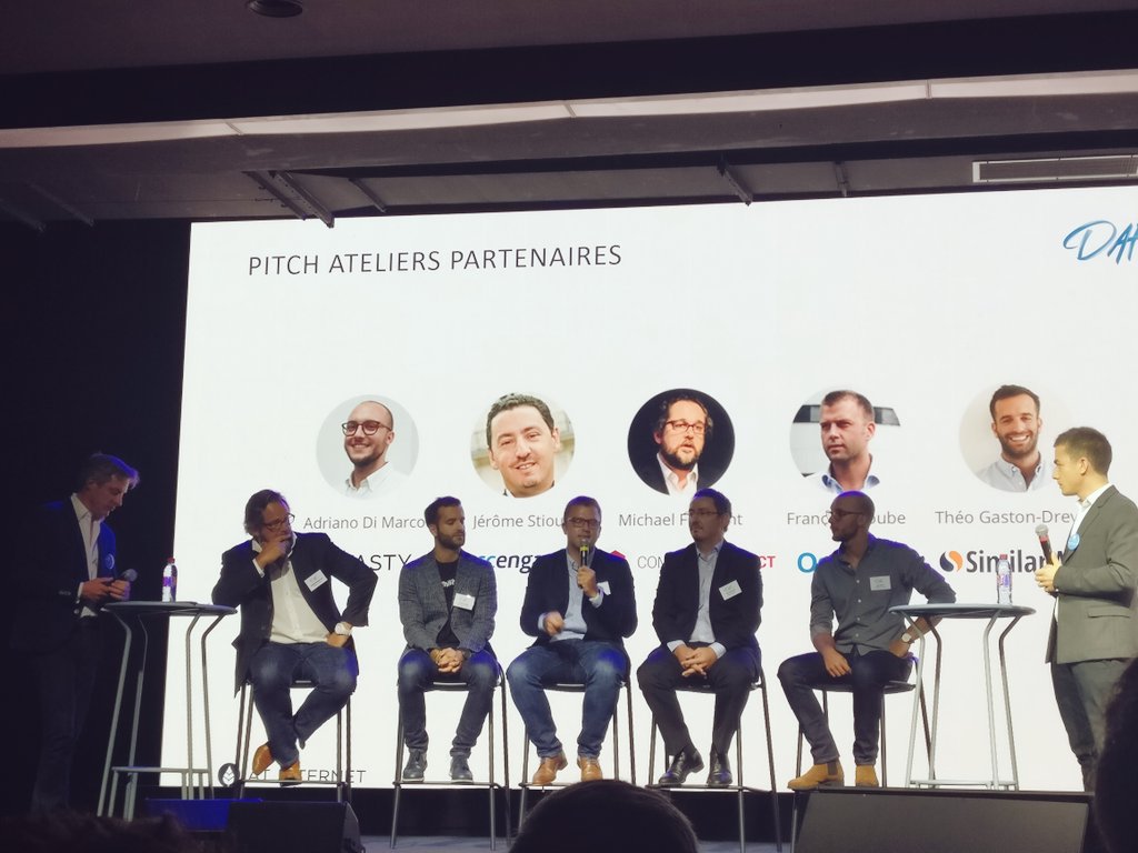 Michtease's tweet photo. #Pitch de présentation des ateliers #partenaires en ce milieu d'après midi au #DAF2017. Les représentants #abtasty #accengage #similarweb #commandersact #oncrawl are in town. https://t.co/oCMDwpdTyO
