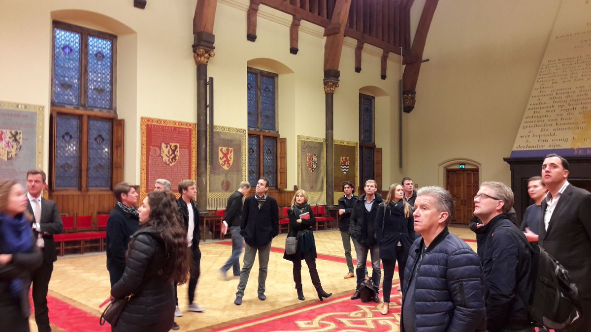 jong_bar's tweet photo. Ook nog een rondleiding door de Ridderzaal. #jongBAR https://t.co/DXGltJtr9o