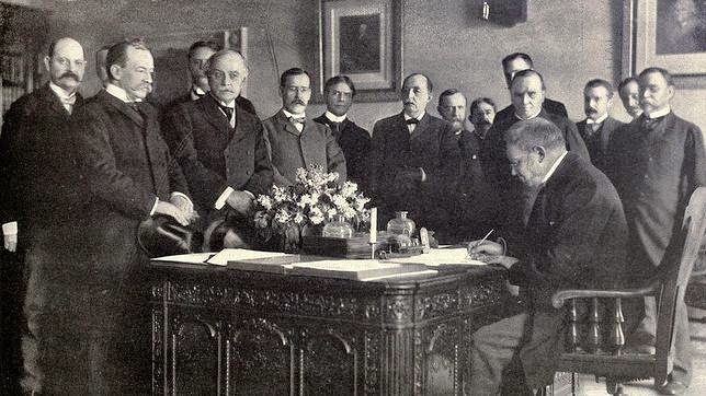 INTiSSituaciona's tweet photo. Un dia como hoy pero en 1898,Se firma el Tratado de París, que pone fin a la Guerra hispano-americana y obliga a España a abandonar Cuba, Filipinas, Guam y Puerto Rico #10Nov https://t.co/9AvGzVW64s