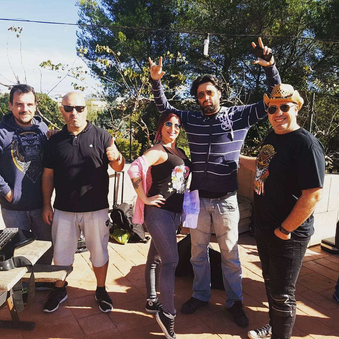 Los_manoplas's tweet photo. Con ganas de más bolos!!! #Musica #MusicInspiresLife #musically #friends #happyness #guitars #gibson #Ibanez https://t.co/X1vppinaYS