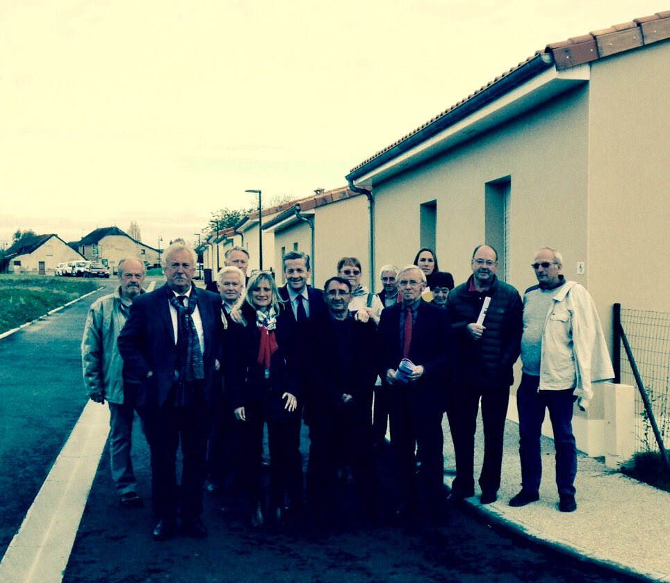 departement86's tweet photo. Inauguration de 12 pavillons à Roiffé. Font partie d'un programme spécifique de 150 logements dans le Loudunais pour les salariés directs et induits de Center Parcs. @brunobelin avec le Maire #DBaillergeau, le Pdt de Habitat de la Vienne #HColin, #JDazas & @MARIEBELLAMY https://t.co/AtZIbjjhIN