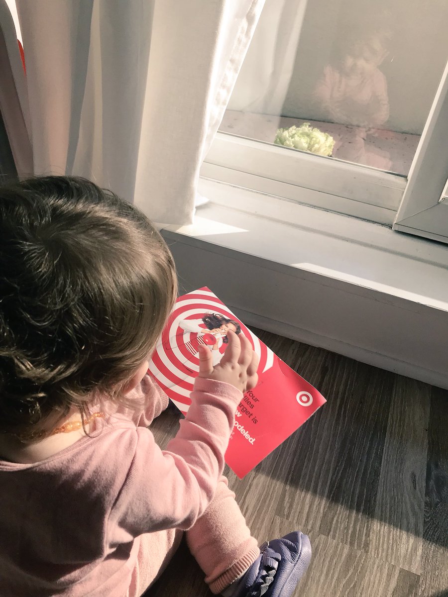 it’s a family affair!! #niece 👼🏼#favethingtoplaywith