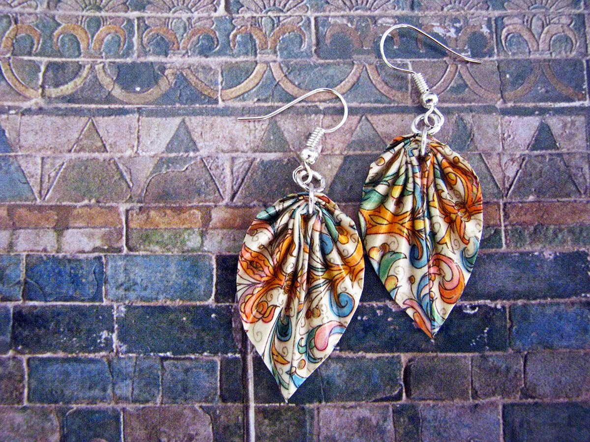 Origarte's tweet photo. Las piezas de #Origarte están hechas de #papel reciclado y barnizadas para protegerlas del agua,disponibles en #Cuenca y #Guayaquil #Origami https://t.co/nyhzJsV1NB