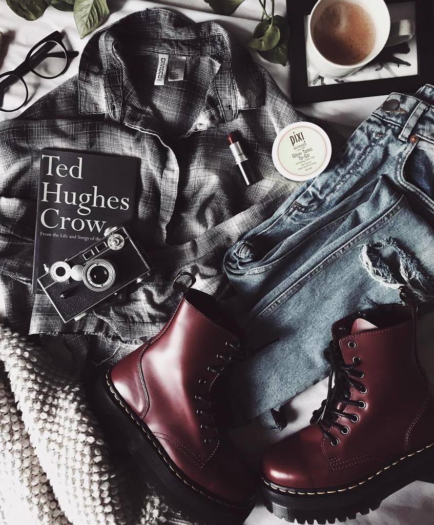 luaperezg's tweet photo. Just your regular autumn favorites: coffee, plaid, docs and @pixibeauty glow ✨
#pixiebeauty via @modelistemagazi… https://t.co/mGyIuNHpuf https://t.co/Fx7QziwXAr